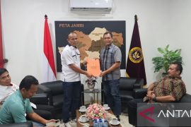 Ketum KONI Jambi bersama pengurus audiensi dengan Kabinda