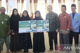 Pemkab Bangka Tengah beri hadiah umrah dua santriwati penghafal Al Quran