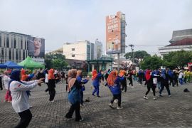 Alumni SMP 13/11 Pontianak senam zumba dan donor darah sambut reuni akbar