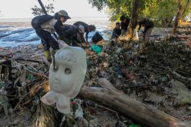 Aksi bersih hutan mangrove dari sampah