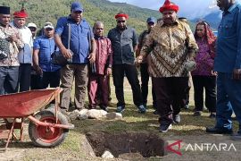 Wagub Ones letakkan batu bangun masjid Kampung Muslim Jayawijaya