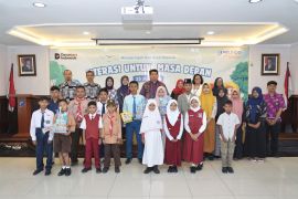 Puluhan siswa ikuti pelatihan literasi di Terminal Petikemas Surabaya