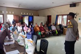 Polres Lingga kawal penyaluran bantuan beras untuk masyarakat