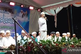 Kelua Bersholawat dipimpin Ustadz M Ali Busthomi
