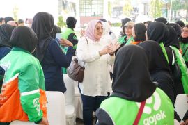 Petrokimia Gresik dan PIKA bagikan paket sembako untuk pengemudi ojol