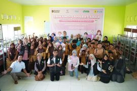 Srikandi PLN UIP Nusra bantu SDN 2 Padak Guar Lombok Timur