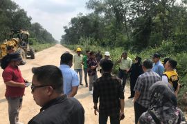PT Arara Abadi Berikan Bantuan untuk Perbaikan Lintas Jalan Sungai Mandau-Perawang
