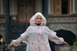 Ide outfit liburan saat musim hujan agar tetap nyaman dan stylish