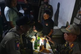 Petugas sita miras hasil razia Warkop Karaoke di Tulungagung