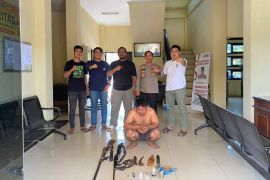 Polres Bungo amankan  seorang pengemudi bawa dua senpi rakitan