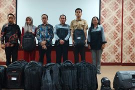 Pemprov Sulbar bantu seragam sekolah siswa kurang mampu