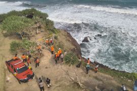 SAR hentikan pencarian dua mahasiswa di Pantai Puncak Guha Garut