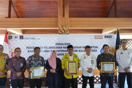 Dua pelaku usaha di Ternate terima piagam pusat perbelanjaan berbasis KI