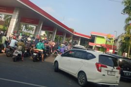 Pertamina batasi waktu pengisian BBM bagi mobil-motor, benarkah? Cek faktanya