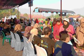 Ratusan warga Karangrahayu Bekasi mengakses program layanan publik Botram