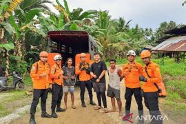 SAR Ambon  evakuasi tiga pemuda yang tersesat dalam hutan Tawiri