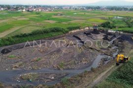 Pengerukan bendungan terdampak banjir lahar dingin Marapi Page 1 Small