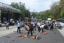Aksi demo menutup jalan pantura Situbondo