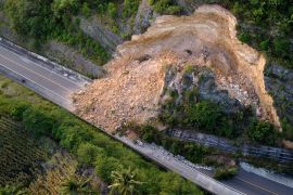 Tanah dan batuan kapur longsor tutupi jalan Gorontalo Outer Ring Road