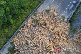 Material longsor tutupi Gorontalo Outer Ring Road di Tibawa