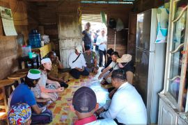 Kesbangpol Tapin turunkan paksa plang Khilafatul Muslimin