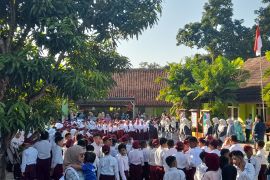 Ribuan pelajar SD dan SMP di Kota Serang terima bantuan PIP tahap pertama