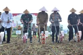 Forkopimda Pacitan tanam jagung dukung swasembada pangan