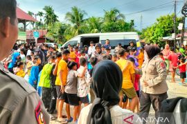 Polda Sumbar hibur puluhan anak di kawasan Padang Sarai