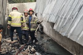 Toko suku cadang motor di Lombok Timur terbakar