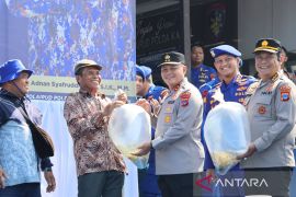Ditpolairud Polda Kalsel tebar 100 ribu bibit ikan mas program ketahanan pangan