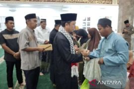 Bupati Bangka Tengah salurkan bantuan untuk lansia dan anak yatim