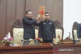 Pemkab - DPRD Gianyar sahkan raperda perubahan APBD 2025 jadi Perda