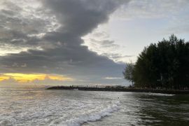 Mengintip keindahan Pantai Pasir Putih Padang