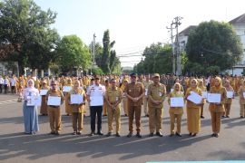 Wali Kota serahkan SK Pensiun 16 PNS Pemkot Tegal