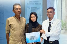 UPZ Bank Kalsel bantu biaya pendidikan mahasiswi dari keluarga kurang mampu