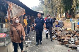 Police’s forensics team probes Taman Puring market fire