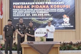 Kejari Badung serahkan uang pengganti Rp280 juta ke Perumda Mangutama