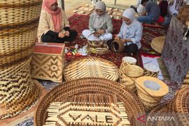 Kerajinan anyaman teduhu  Page 2 Small