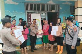 Polisi salurkan bantuan sembako untuk korban banjir di Tanggamus Lampung