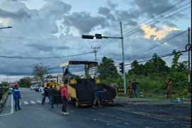 PUPR Mimika perbaiki jalan berlubang di Kota Timika