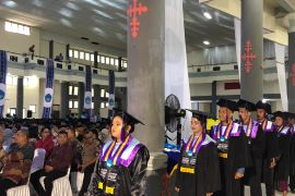 Universitas Pattimura Ambon wisuda 923 lulusan siap kerja