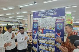 Produk UMKM Paser Bakpia 99 dan Niki Sae Stik Sayur dijual di Indomaret