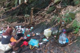 Kekeringan, Warga Cilegon andalkan mata air di hutan