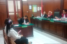 Pasutri di Surabaya jalani sidang dugaan perusakan dua kendaraan