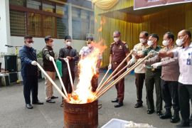 Kejari Pasaman musnahkan barang bukti berkekuatan hukum tetap dari 34 perkara (Video)