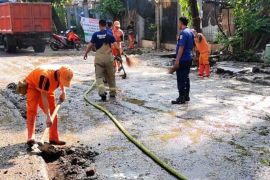 Personel gabungan bersihkan Jalan Budi Raya Kemanggisan Jakbar