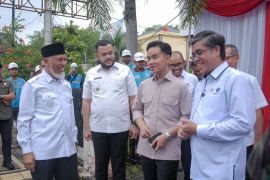 Wako Fadly Amran dampingi Wapres Gibran tinjau penyaluran BSU di Padang