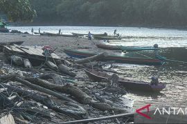 Sungai Mahakam surut, Pertamina gunakan ketinting distribusi elpiji ke Long Apari