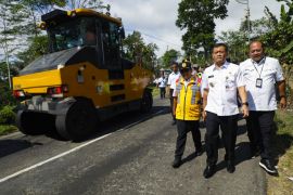 Gubernur Jateng tinjau perbaikan jalan  Parakan-Patean