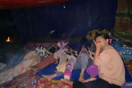 Warga Gorontalo mengungsi ke perbukitan untuk antisipasi tsunami